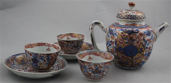 A Chinese export Dutch decorated teapot, three teabowls and two saucers, 18th century, teapot 17cm, some damage